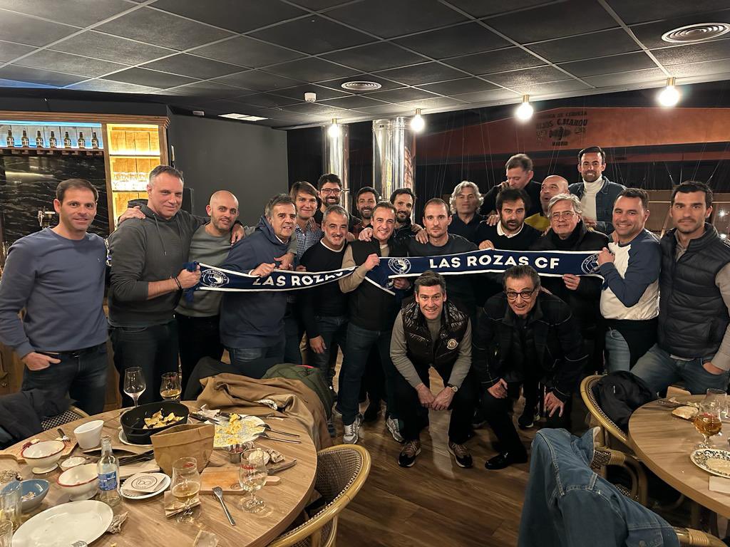 CLUB| 📸 Una imagen que vale su peso en oro. Nuestros veteranos celebrando y disfrutando de una cena en muy buena compañía: <a href="/CarlosRdiguez17/">Carlos Rodríguez Díaz</a> (entrenador del Primer Equipo), <a href="/JMS06027699/">JMS</a> (vicepresidente) y <a href="/angelcamposLRZ/">Ángel Campos</a> (Presidente)

Momentos que no tienen precio e inolvidables.