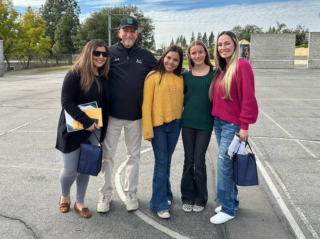 PepperTreeUUSD's tweet photo. Today, two of our Panthers were recognized for their incredible integrity! Both of them found a wallet with money in it and turned it in. They were surprised today and honored for their Panther PRIDE! 🐾 💙 https://t.co/UrQ7qtl8wo https://t.co/MIRJ5L6GO4
