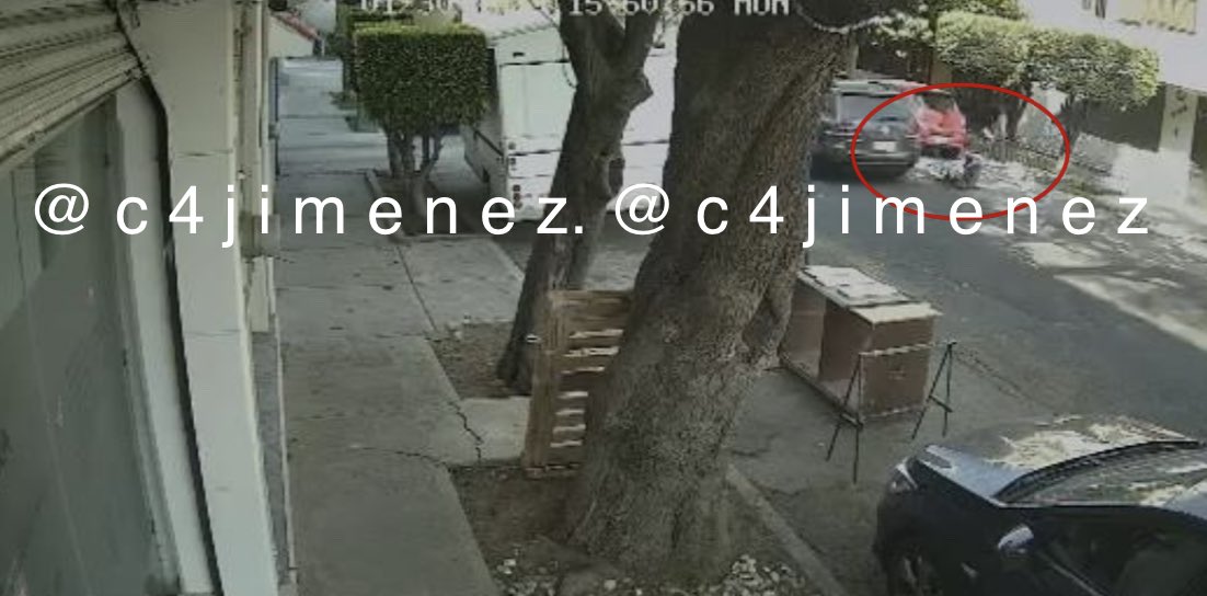 c4jimenez's tweet photo. MALDITO!
Arroja a su novia desde su camioneta, y la deja muerta en calles de @Narvarte_
Es Ana Estrada
Así la arrojaron desde esta Tiguan.
Su novio dijo q peleó con ella, y q se lanzó sola.
@SSC_CDMX y @FiscaliaCDMX indagan el feminicidio.

El caso a las 6 en @multimediostv https://t.co/AqYsluefl8