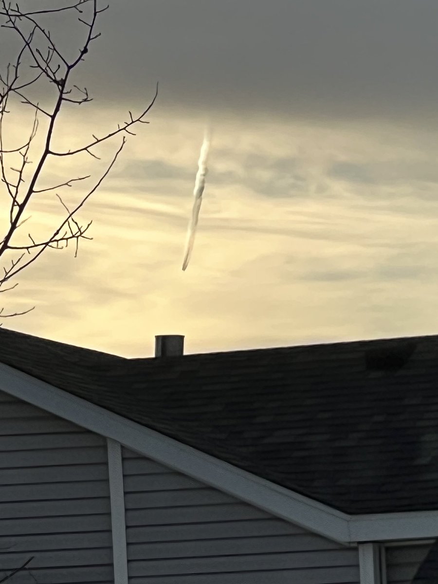 MMtTreasures's tweet photo. This is what I just video recorded over my house in Billings MT. I believe something may have been shot down. I was at my home desk and a jet zoomed past, I grabbed my phoned, took pics and a few videos not sure what is happening! https://t.co/WcILInZtCe