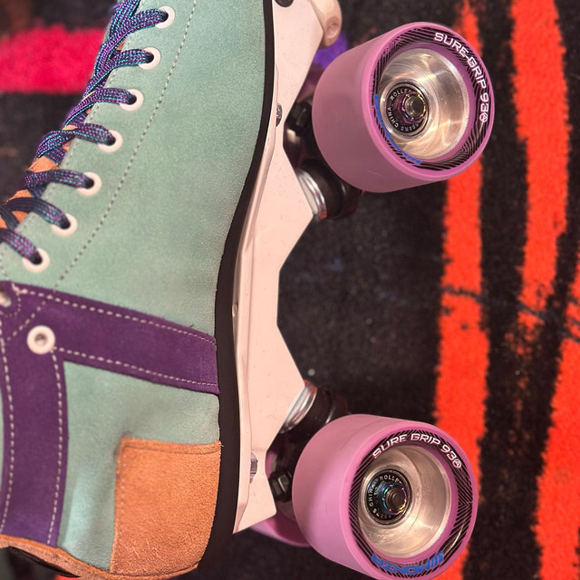 DefiantUpgrades's tweet photo. New friend Brittney posted this photo and 5-star review after adding some custom oil slick Defiant axle nuts to their setup.​​​​​​​​​

Thanks for support, Brittney!

#defiantupgrades #areyoudefgiant #iamdefiant #expressyourindividuality #rollerskate #rollerskating #rollerskates # https://t.co/Fh35RZeEA6