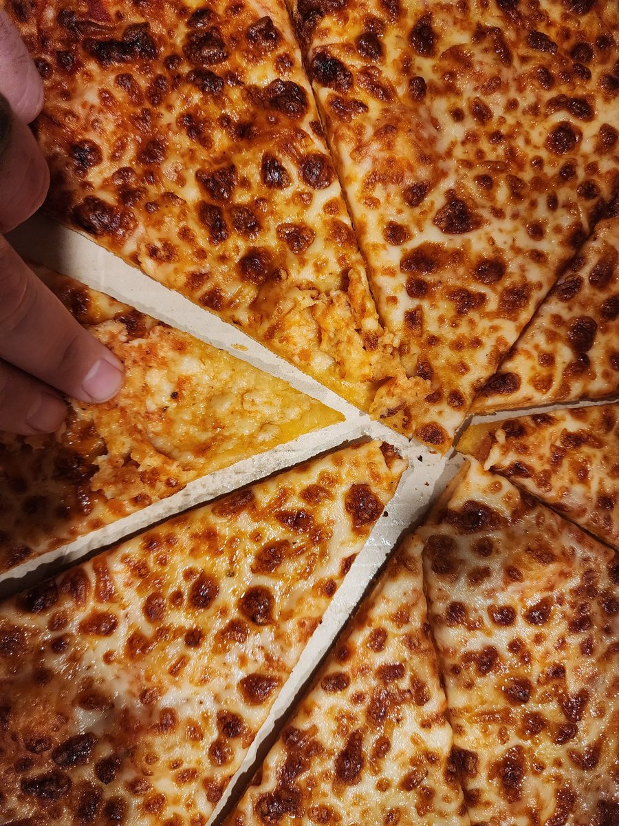 MikeyRoos's tweet photo. @pizzahut #bignewyorker extremely disappointed. Pepp isn't the default somehow?! I asked for extra sauce and there's nooo sauce. Whole thing is stiff and dried out. Guy at the store tried to tell me the pizza is so big that the sauce gets spread thin 🙄. Also, 8 slices, not 6. https://t.co/Bant77m0DA
