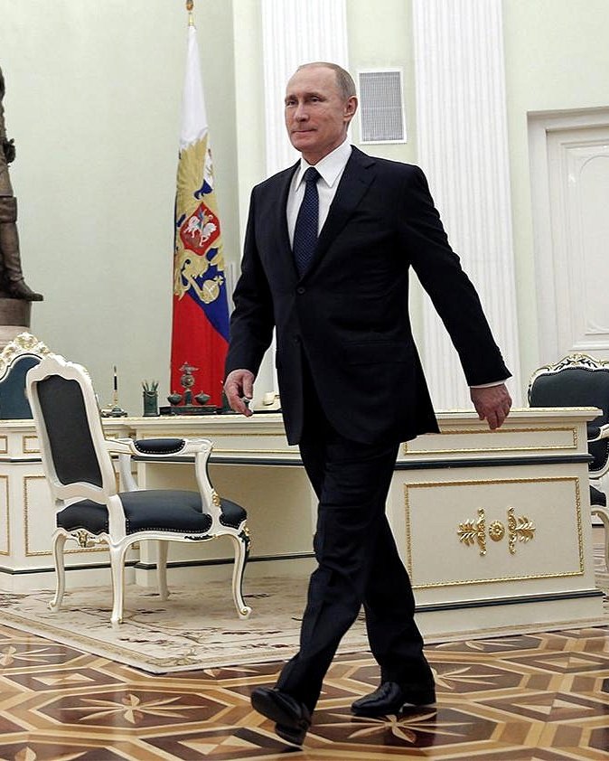 Putin robot, body-double, attaches torso back-to-front in poor C-3PO impersonation. #Russia #C3PO #StarWars #Putin #war