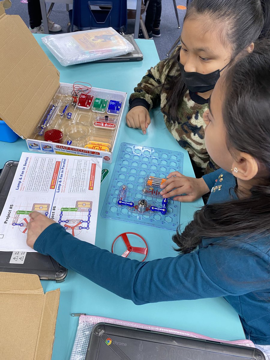 DavenportSTEAM's tweet photo. 4th graders continuing to learn about electricity. Today, they built series and parallel circuits with @SnapCircuits #STEM https://t.co/6H8CxcKfwE