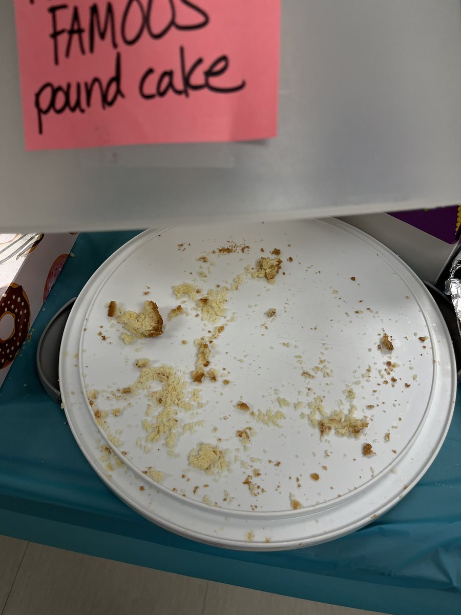 Mrs_KNel's tweet photo. I was up late baking after my daughters VB practice for #RCEsweetExtravaganza. 1 pound cake & 2 buttermilk pies.🍰🥧I have been requested to cater birthdays, holidays & much more.🤣👩🏽🍳I guess that means my sweets were a hit! @HumbleISD_RCE #cubcommUNITY #homemadesweets #Ibake 💙💚 https://t.co/f5mhaNaYBc