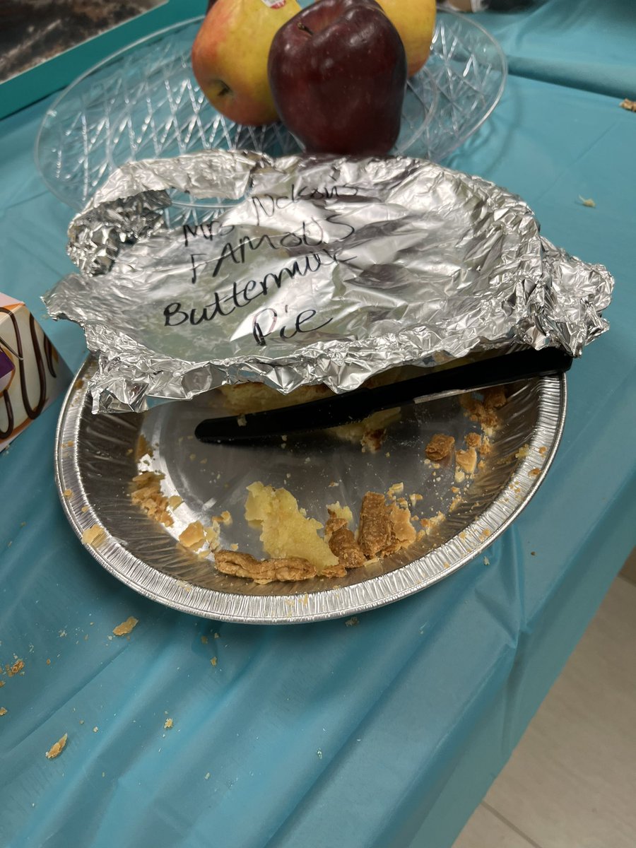 Mrs_KNel's tweet photo. I was up late baking after my daughters VB practice for #RCEsweetExtravaganza. 1 pound cake & 2 buttermilk pies.🍰🥧I have been requested to cater birthdays, holidays & much more.🤣👩🏽🍳I guess that means my sweets were a hit! @HumbleISD_RCE #cubcommUNITY #homemadesweets #Ibake 💙💚 https://t.co/f5mhaNaYBc