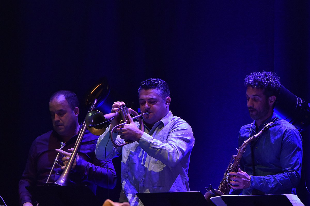 festmusicanaria's tweet photo. ‘Islazz’ es el homenaje de @yulballesteros a cada uno de los pequeños continentes que forman Canarias: a sus olores, sus sabores, sus paisajes y a sus gentes. 🎷 Esta noche, los espectadores del Teatro Guiniguada han podido acercarse a esta apasionante experiencia #EnParalelo. https://t.co/NAVn2dgVcq
