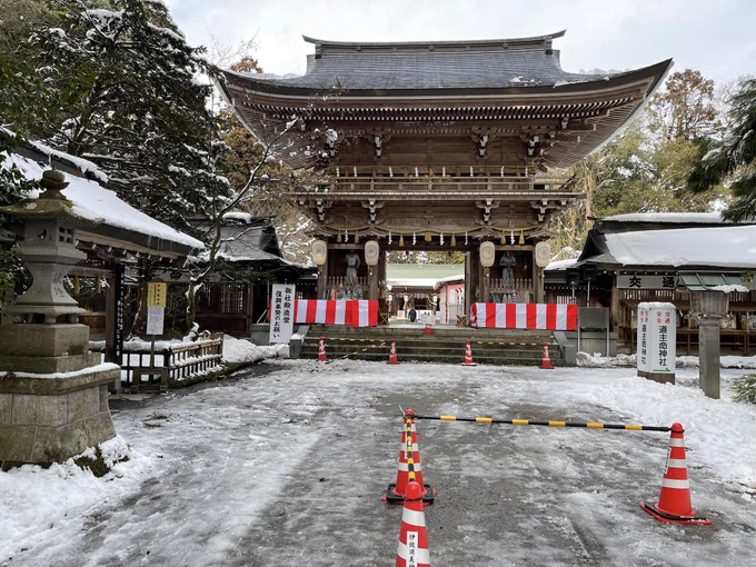 昨日は伊佐須美神社さまの追儺式を取材させていただいたよーξξ雪の積もる中行われる追儺式で(#方相氏 の登場する追儺式としては日本最北限、屋根から雪崩が凄かった!)、とても素晴らしいお式やったーξξ神職様から #追儺式 について驚愕の情報も沢山頂いたー#なぜなについなちゃん 