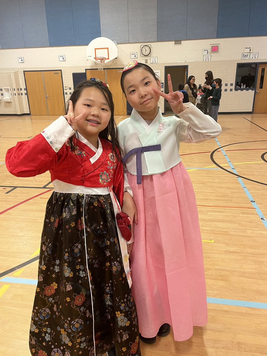 A beautiful turnout for OES International Night! Delicious food, decorative henna, a rhythmic drumming circle, and lots of pride celebrating the many cultures represented in our school. Thank you <a href="/OaktonESPTA/">OaktonElementary PTA</a>