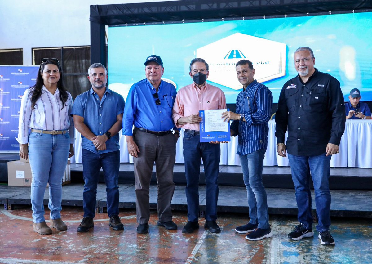 NitoCortizo's tweet photo. Con una inversión de B/.18,085,689.58 entregamos la orden de proceder para el diseño, construcción, rehabilitación y financiamiento de 45.29 km de calles en el distrito de Penonomé, Coclé, lo que contribuye al desarrollo y movilización de los habitantes. #TrabajandoPorPanamá🇵🇦 https://t.co/fLWwYw6lcY