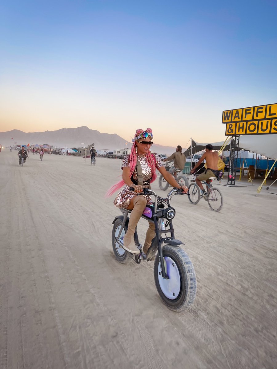 Riding into the weekend like⚡️ #Sliving 😎🚲🔥