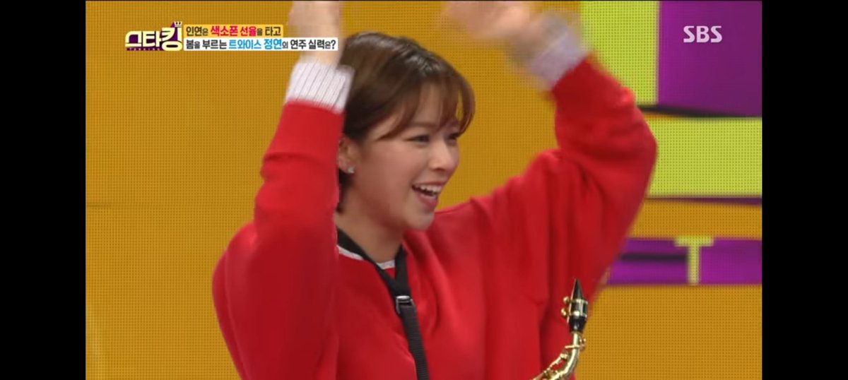 JoppyeU's tweet photo. Recordatorio sumamente necesario de que jeongyeon toca el saxofon https://t.co/S4MA2LNWxA