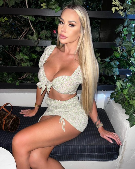 Me or a PS5? https://t.co/ckS8l0Vwoa<a href="/tag/claudeafterdark"class="tags"><span>#claudeafterdark</span></a>