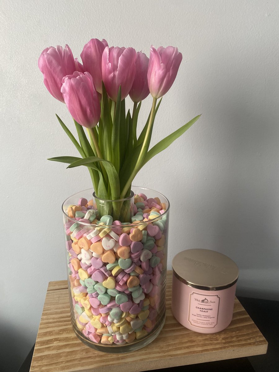 ayleenxmendoza's tweet photo. Don’t have a Valentine this year? Love flowers? Follow my flower arrangement page on insta @savethestems and enter to win a tulip bouquet 🌷ALSO if you place an order now until Feb 10th you will have a bonus entry to my giveaway ♥️ https://t.co/WyCphjadDH