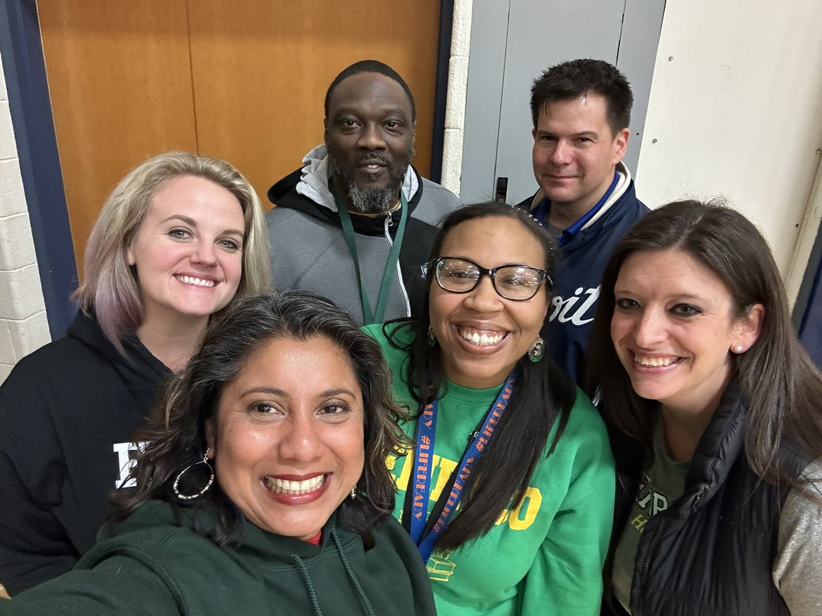 hhs_prncpl's tweet photo. Admin Pre-game dinner at @Canastaschicke1 on Laburnum. #adminlife #adminlove 💚💛 @AshleyWalkerMEd @ehphelps @Wellread_hess https://t.co/yUdw3oLKKU
