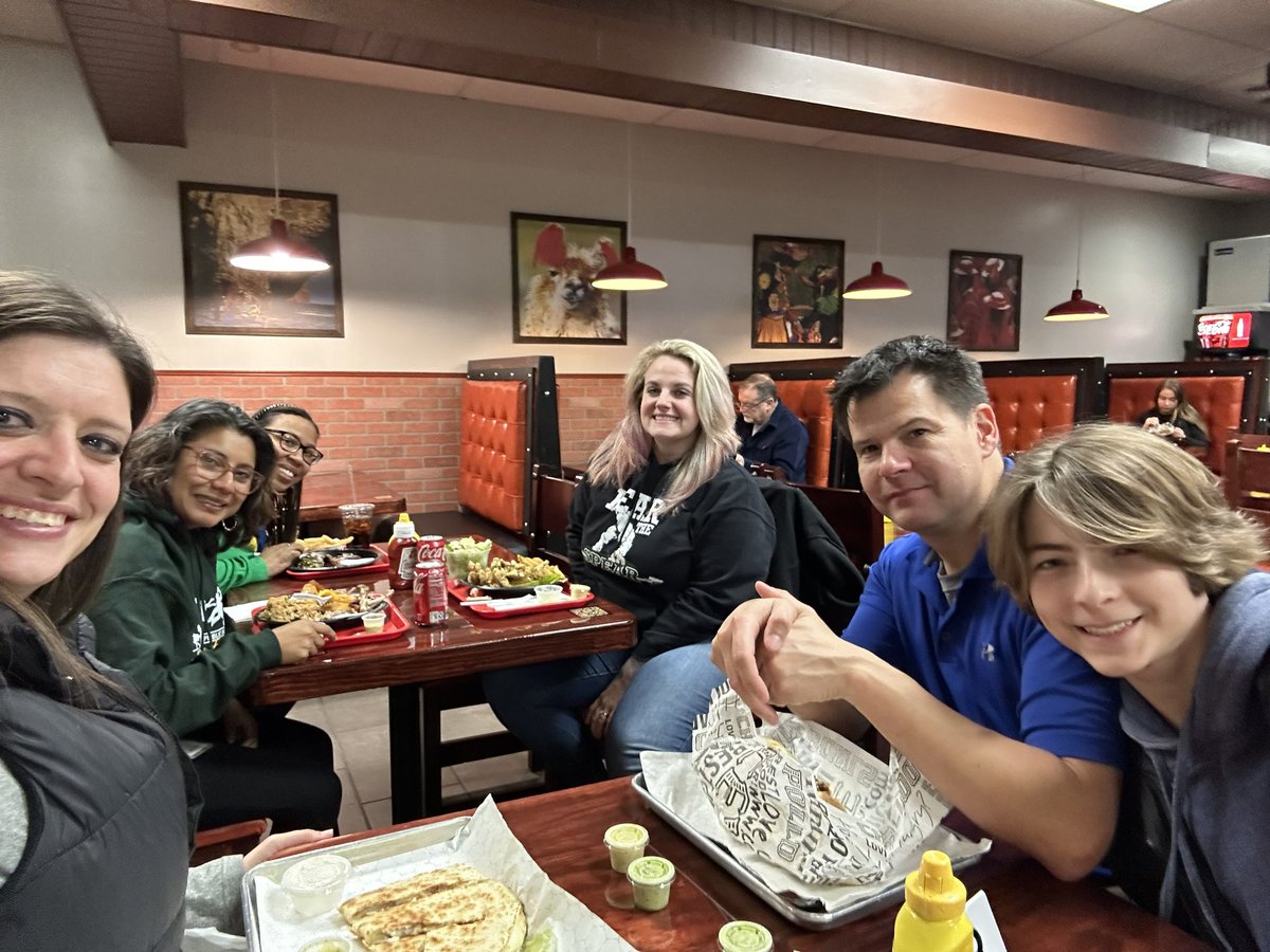 hhs_prncpl's tweet photo. Admin Pre-game dinner at @Canastaschicke1 on Laburnum. #adminlife #adminlove 💚💛 @AshleyWalkerMEd @ehphelps @Wellread_hess https://t.co/yUdw3oLKKU