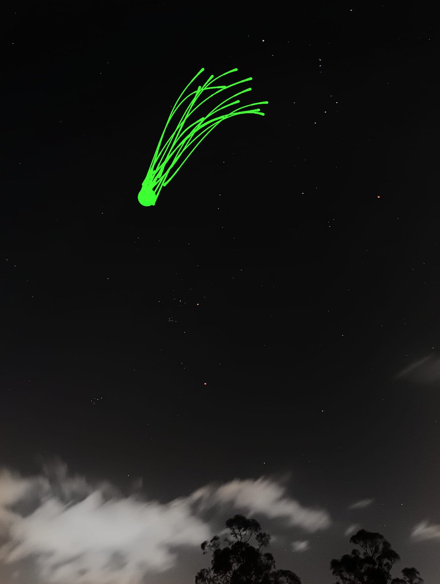 ceretta_alberto's tweet photo. Primer foto del cometa verde desde el Sur y con el celular!!! 😂😂😂 Gracias Tati https://t.co/M8l7agT2uy