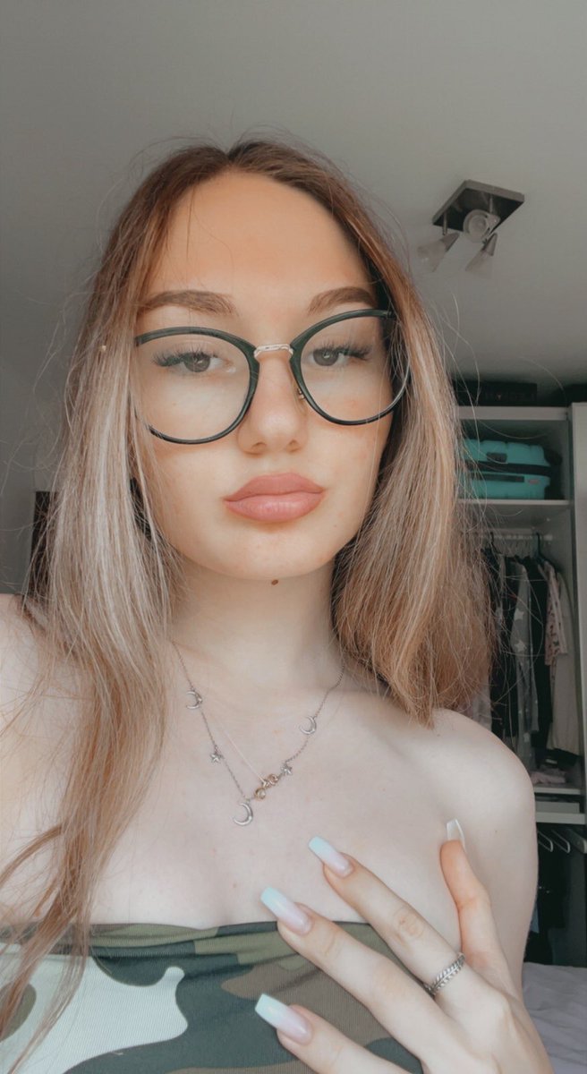 EmmaaaQ32's tweet photo. Who wants to be feed? Follow, like, RT and add me on Snapchat  i will send you my nudes 
 😇🥵 #milkers #bigtits #bigboobs #girlgamer #egirl #boobs #horny #nsfwtwt https://t.co/NlRLqxTWK4