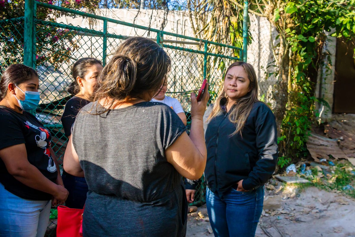 GobernacionSV's tweet photo. #GobernadoresEnAcción Nuestra Gobernadora de La Libertad, @Yaneth__Bran, realizó entrega de asistencia social a una familia debido a que su vivienda resultó afectada por un incendio en:

📍Caserío Las Peñitas, Sacacoyo. https://t.co/LcxsNccWsg