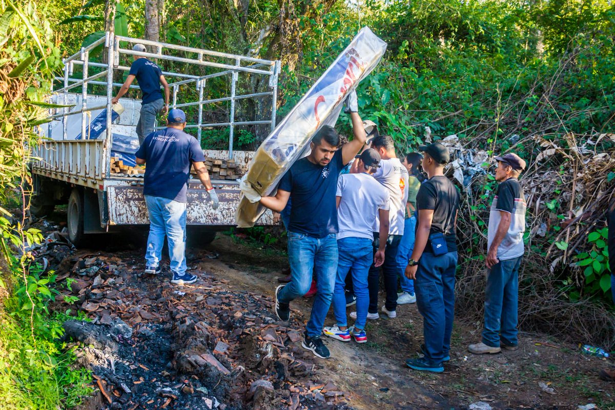 GobernacionSV's tweet photo. #GobernadoresEnAcción Nuestra Gobernadora de La Libertad, @Yaneth__Bran, realizó entrega de asistencia social a una familia debido a que su vivienda resultó afectada por un incendio en:

📍Caserío Las Peñitas, Sacacoyo. https://t.co/LcxsNccWsg