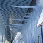 寒波の影響？バグのように水平にのびるツララ