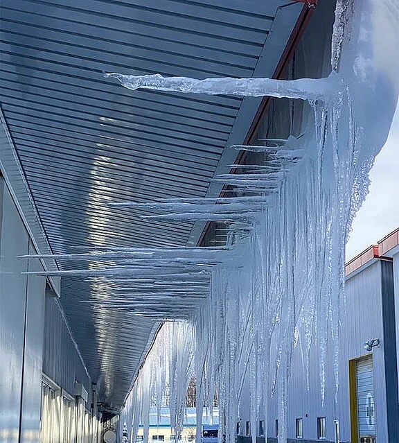 寒波の影響？バグのように水平にのびるツララ