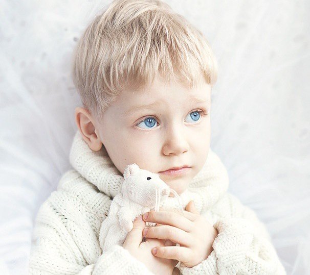 ร่างเล็กของเด็กวัยห้าขวบตื่นขึ้นมาในหอสลิธีรินยามเช้า  ก่อนจะหาววอดเบาๆ

เด็กชายมองซ้ายมองขวาอย่างสับสนเมื่อเห็นสถานที่ไม่คุณเคย

❝ เอ๊ะ–! ที่หนาย.. ล– แล้วคุณเฟอร์รี่ไปหนาย ปะป๋า!? หม่าม๊า!!? ❞

(( SV. Open ))