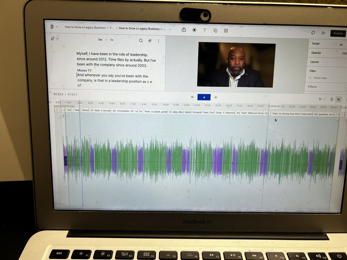 forthemindfull's tweet image. In #descript you can see the frequency of how often each speaker talks. The host is in purple and the guest is in green. 
This allows you to see the frequency of who’s speaking at what time in the interview, and how much airtime they’re taking up. #PodcastAndChill