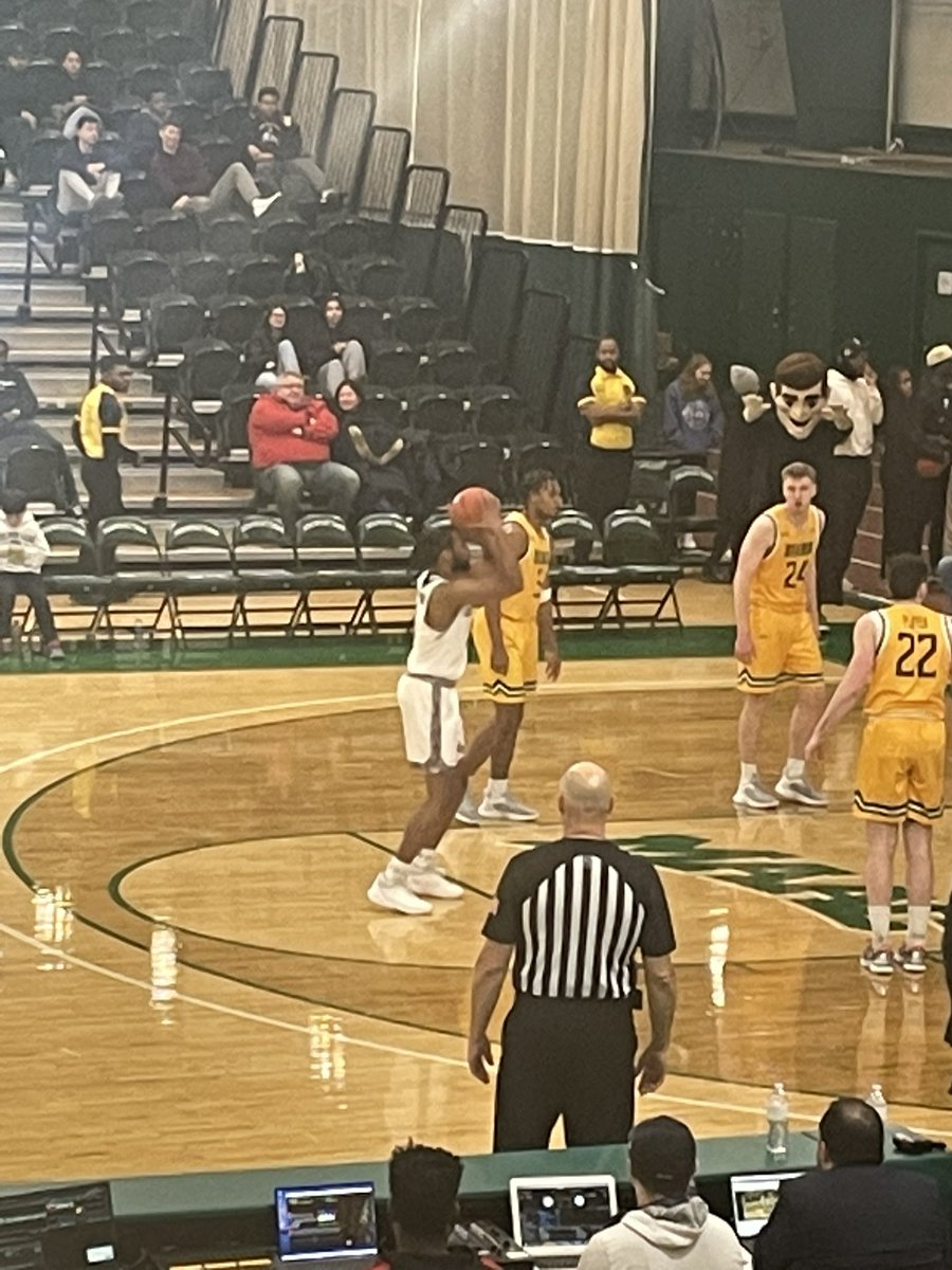 KingcougarMike's tweet photo. @gilligan80 @_RF30 @rstones199 @eddiesofficials @EPLSB @eddiehoops1 @JohnnyKamen @johnnysfgiants @marctalky1 @P_S_Tobar @DavePolaski @QuarterRico #NCAA 🏀 23 #SienaSaints #ManhattanJaspers #DraddyGym #BronxNY w @royaltytoursusa 1K strangers https://t.co/b8yYWw7oVb