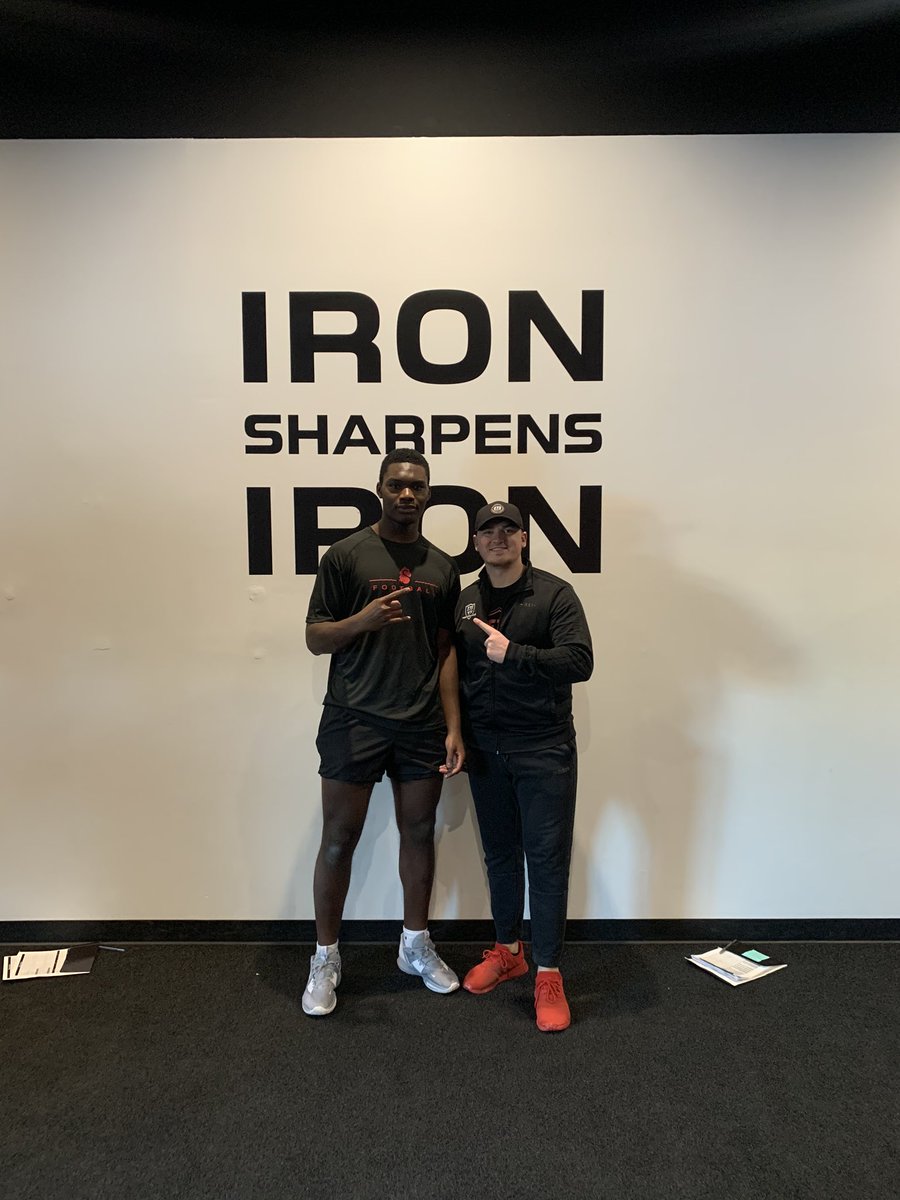 #FeatureFriday goes to <a href="/tareakubowei/">Tare Porbeni</a> 
——
Tare is invested in education, helping others, teaching/ coaching youth athletes and even competes in speech competitions around the metro. He just committed to Princeton university to further his academic and football Career! 
#ETSFam