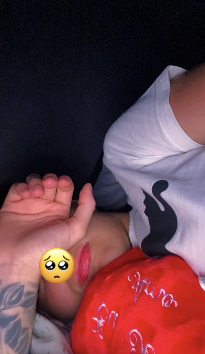 duh_Labrin's tweet photo. eis que minha pretinha vai viajar e não me leva, aí a saudade bate assim que dei tchau..
aí chega em casa e vai mimir com camisa com o cheirinho dela e coração que ela deu!🥺
Saudade da minha Princesa❤️ https://t.co/DZYrCWQ1mN