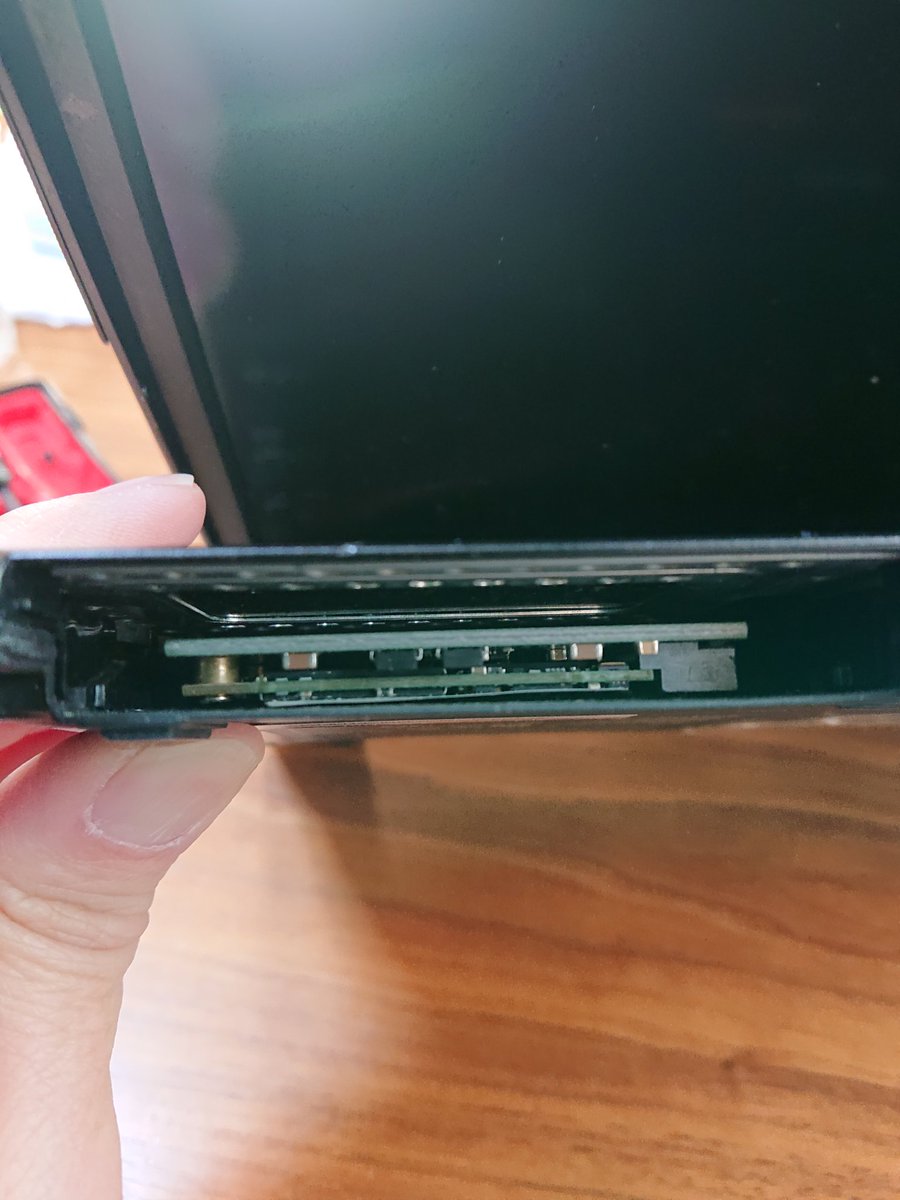 OM469's tweet photo. ストレージ取れないよ。マウンターと固定されていなかった。中古PCあるあるかな。
#thinkpadX40 https://t.co/O24GaNj6sG
