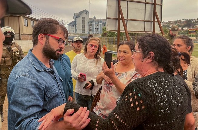 CapuchaCreativa's tweet photo. El Presidente @GabrielBoric llegó a la zona de los #IncendiosForestales a ponerle el hombro, a ayudar, a coordinar, a dar cariño y contención. Mucha fuerza en esta tremenda prueba para muchos chilenos y chilenas 🇨🇱💙 https://t.co/2sbnotXnxm