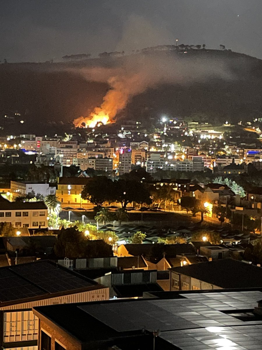 Fire on signal hill <a href="/CityofCTAlerts/">City of CT Alerts</a> <a href="/CityofCT/">City of Cape Town</a> #CapeTown #CapeFire