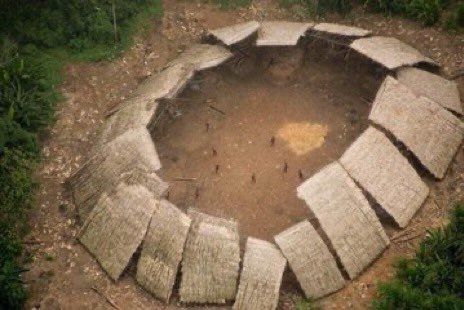 DailyLoud's tweet image. A drone pilot takes photos of an uncontacted tribe in the Brazilian Amazon 😳