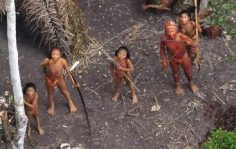 DailyLoud's tweet image. A drone pilot takes photos of an uncontacted tribe in the Brazilian Amazon 😳