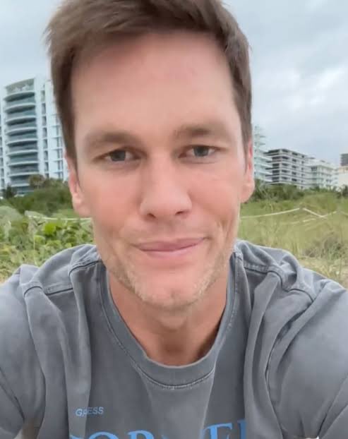 Uma pessoa está vendendo areia do exato lugar onde Tom Brady gravou o vídeo anunciando sua aposentadoria por US$ 677 (R$ 3.488)