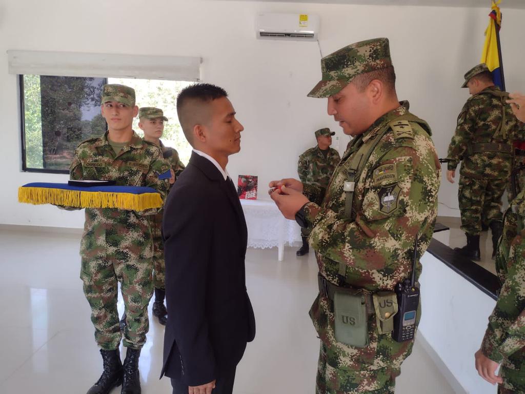 Ejercito_Div6's tweet photo. Hoy se realizó la ceremonia de licenciamiento de los soldados orgánicos del #BITER27,  quienes retornan al seno de su hogar con la satisfacción del deber cumplido. Agradecemos su entrega y compromiso con la institución y el país #PatriaHonorLealtad https://t.co/ZYfKAewwgL