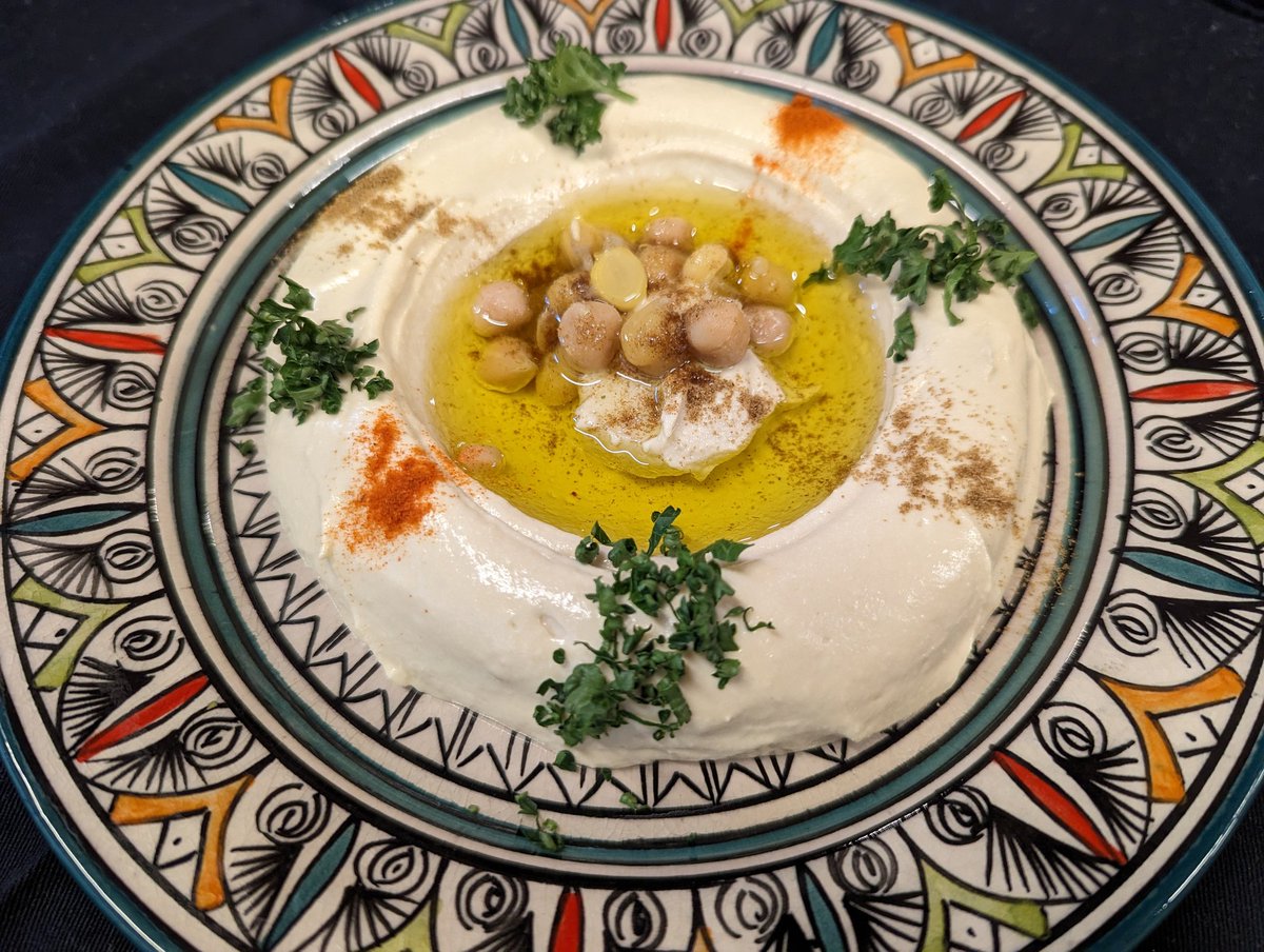 SevenHillsJapan's tweet image. マルハバ！
昨日は節分でしたね。お豆もまけず、恵方巻も食べられませんでしたが、美味しい #ホンモス (#フムス ) で一日を締めくくりました。

本日の営業時間は、
ランチ 11:30-14:30 (L. O. 13:30)
です。ディナータイムはご予約で満席となっています。ありがとうございます。

#Hummous