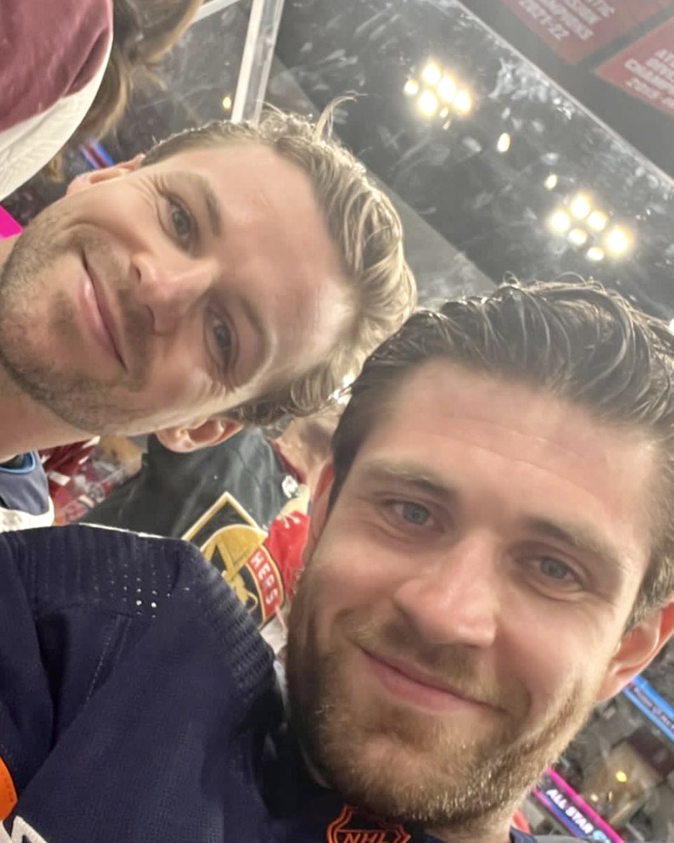 EdmontonOilers's tweet photo. Catching up with old friends on the bench 😀

Cc: @NHLJets, @Kelowna_Rockets, @PARaidersHockey https://t.co/MoVvKMIQv6