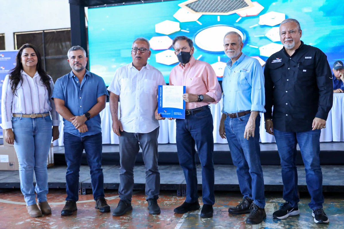 NitoCortizo's tweet photo. Residentes de Piedras Gordas, El Caño, Toza, Penonomé y Taobré en Coclé, se beneficiarán con 46.87 km del proyecto de electrificación rural que incluye distribución eléctrica, luminarias e instalación interna para familias de escasos recursos, una inversión de B/.3,109,474.41. 🇵🇦 https://t.co/UDSMpohsP0