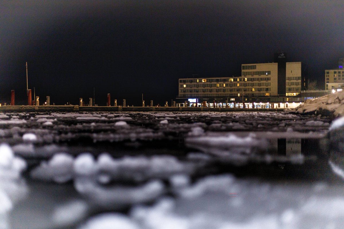 DomChrisOwens's tweet photo. Winter photography can be both exhilarating &amp; bone chilling cold at the same time, but the season sure does allow for some neat shots!
#ygk #Frontenac #photograghy #Winter #PolarVortex #NightPhoto #Icebreaker #Canada #Adobe #Canon #6Dmk2 https://t.co/h2oT2ybXeS