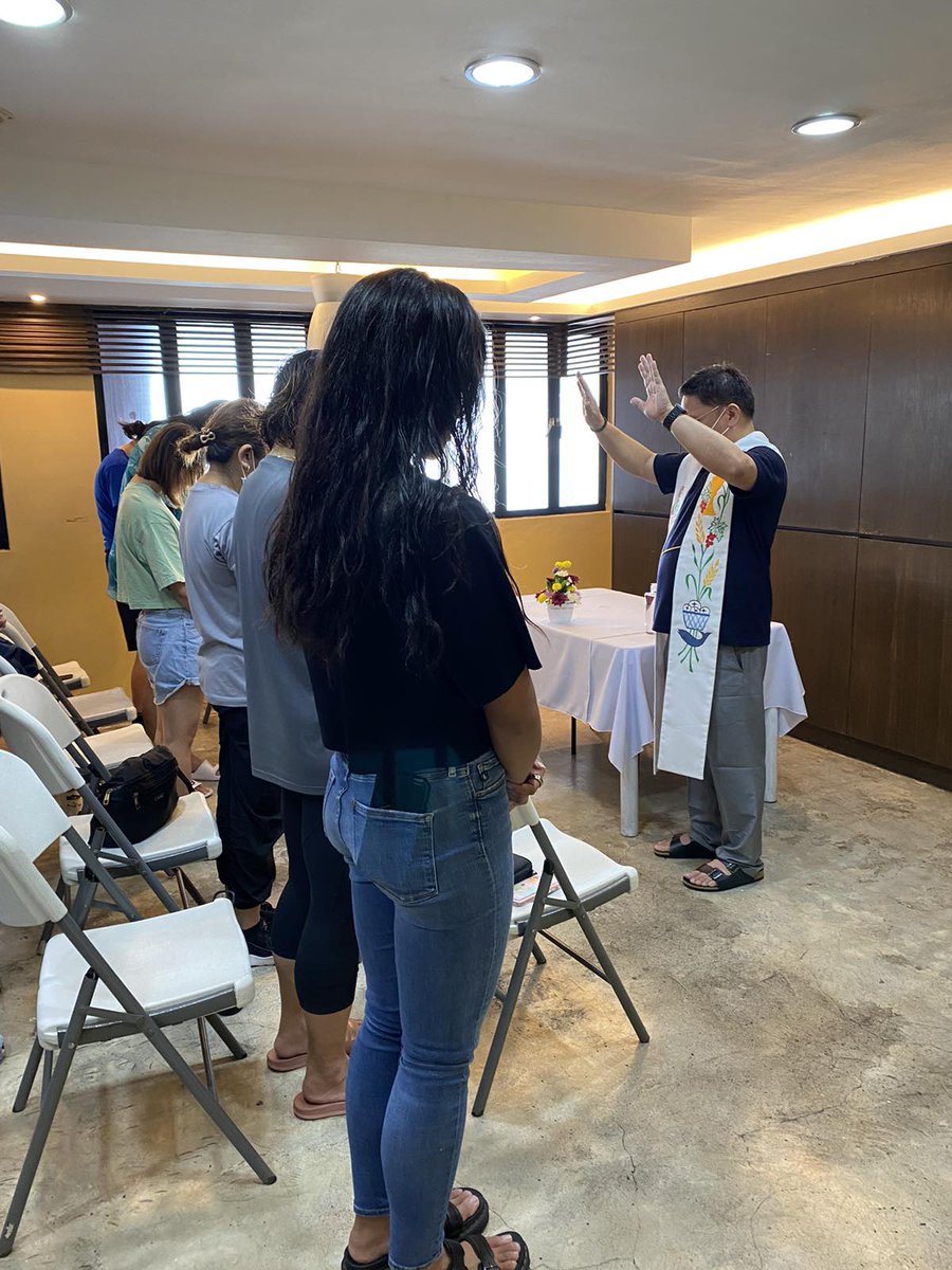 PetroGazzAngels's tweet photo. Blessed and ready to conquer 🙏🏼 before heading off to their first game, our players are getting a special blessing from Father Mike. A pre-game mass at the arena will set the tone for a successful season ahead 💪🏼 #BlessedAndReady #PreGameMotivation #SeasonGoals https://t.co/giXwgbyqGm