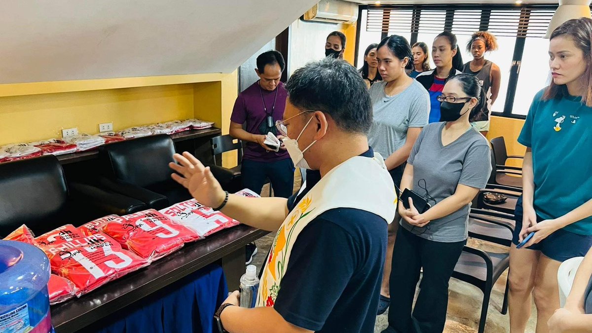 PetroGazzAngels's tweet photo. Blessed and ready to conquer 🙏🏼 before heading off to their first game, our players are getting a special blessing from Father Mike. A pre-game mass at the arena will set the tone for a successful season ahead 💪🏼 #BlessedAndReady #PreGameMotivation #SeasonGoals https://t.co/giXwgbyqGm