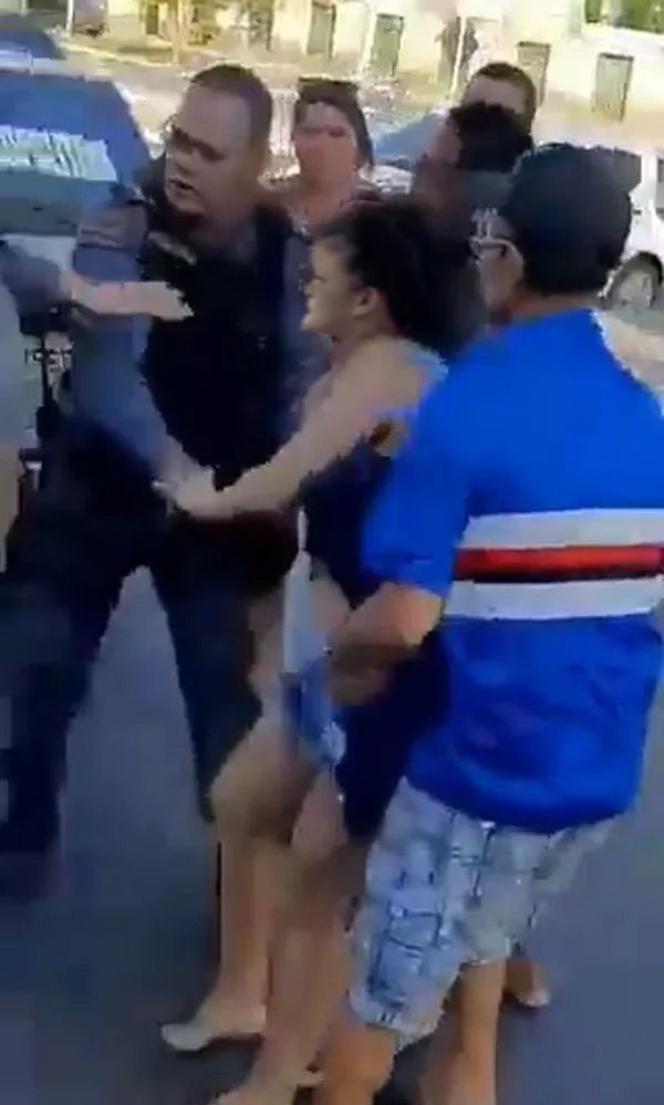 🚨 AGORA: A informação de que a cantora Valéria Almeida foi presa é FALSA.

A foto que está circulando em questão é de um vídeo de 2019.