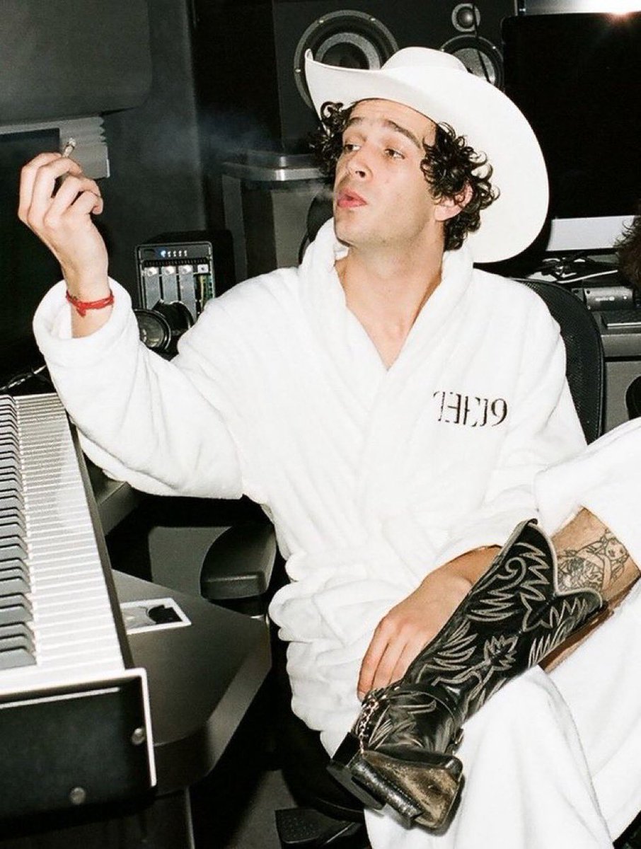r0bbersgirl's tweet photo. matty healy cowboy fantasy a🧵 https://t.co/6pv3b0EbJP