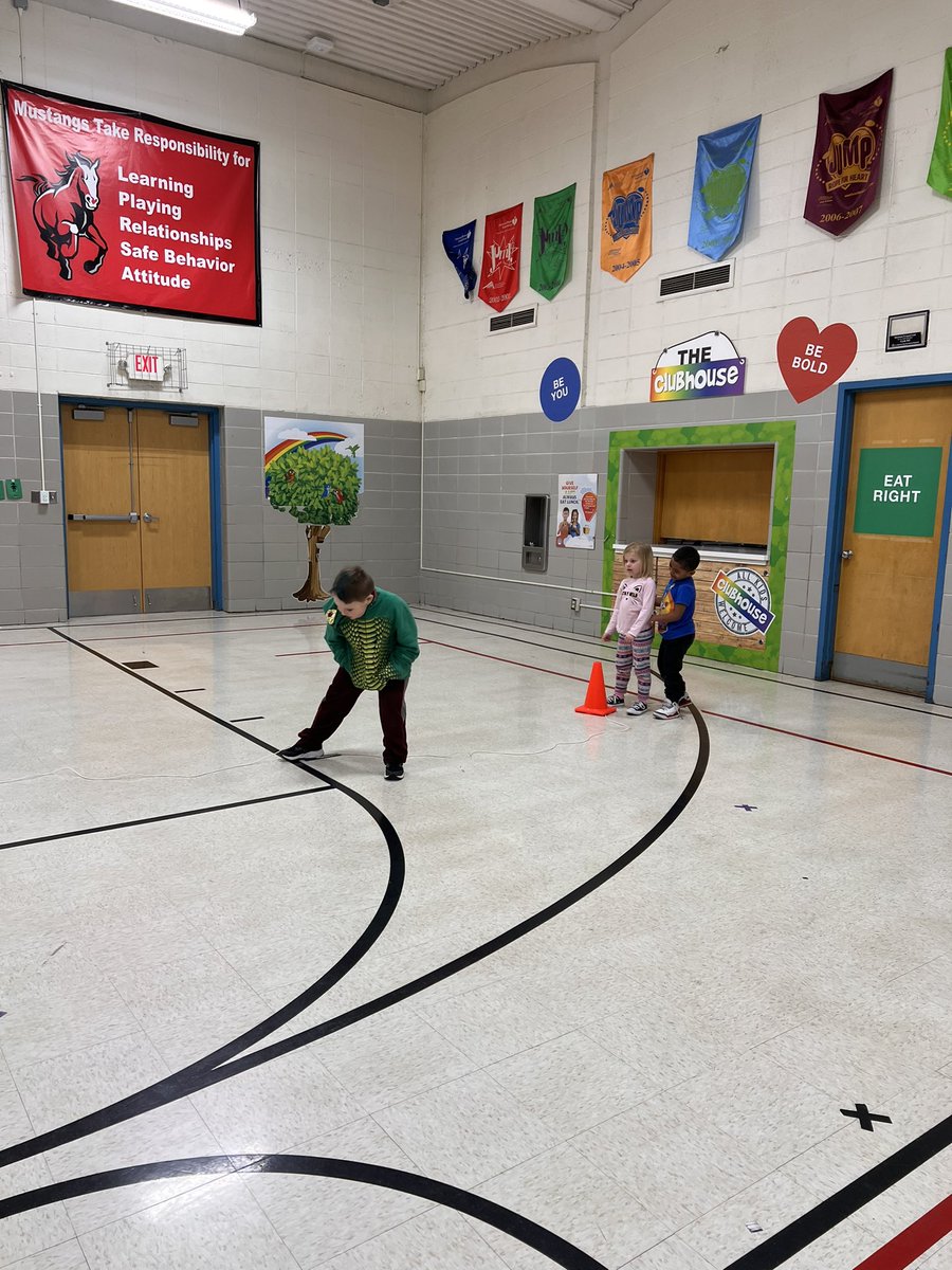 julesPEclass's tweet photo. jump rope action!! all grades 4k-5th grade killing it this week. can’t wait for next. getting better everyday https://t.co/2iYhiZmQLE