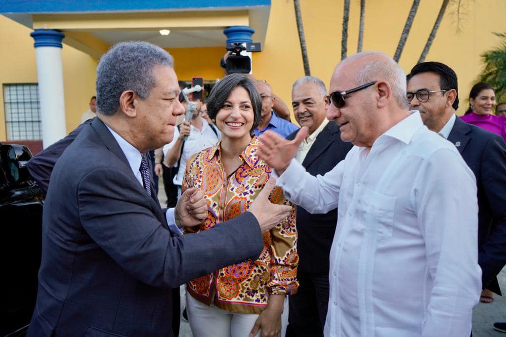 fp_2024's tweet photo. Llegada del presidente #LeonelFernández al encuentro con los productores de huevos (ASOHUEVOS) en el municipio de #Moca, provincia #Espaillat.

#FuerzaDelPueblo #Fpcomunica #Omarlfernandez #Politica #Alexandra #Dioutadosf #Centradosrd   #Fpradio  #Offerman  #Fpmiamifl  #Leonel https://t.co/b0YMRDcJZA