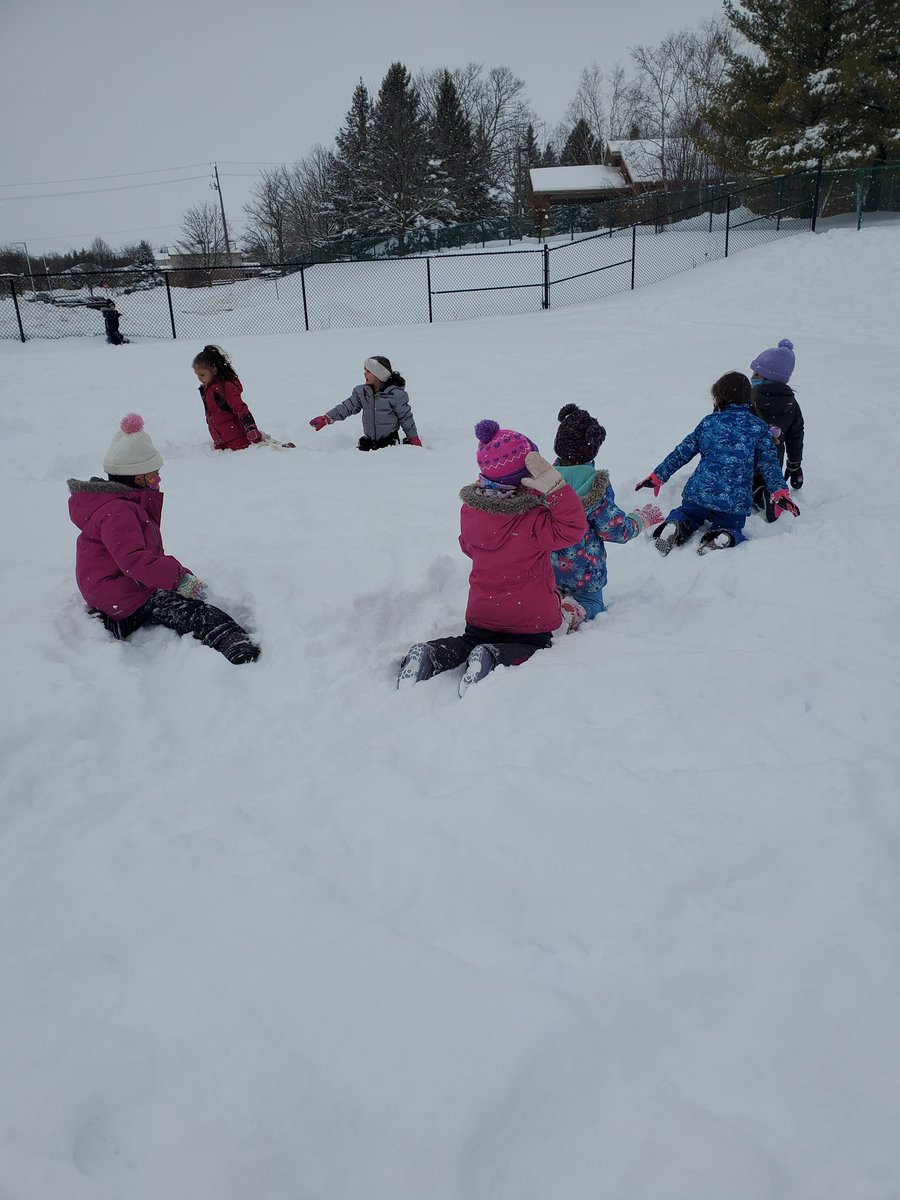 Another great week of enjoying the winter weather and listening to a musical version of Pete the cat and his blue shoes for international read aloud day! The children enjoyed learning about Groundhog day and making a burrow in the snow! https://t.co/90Cf2UdwRQ