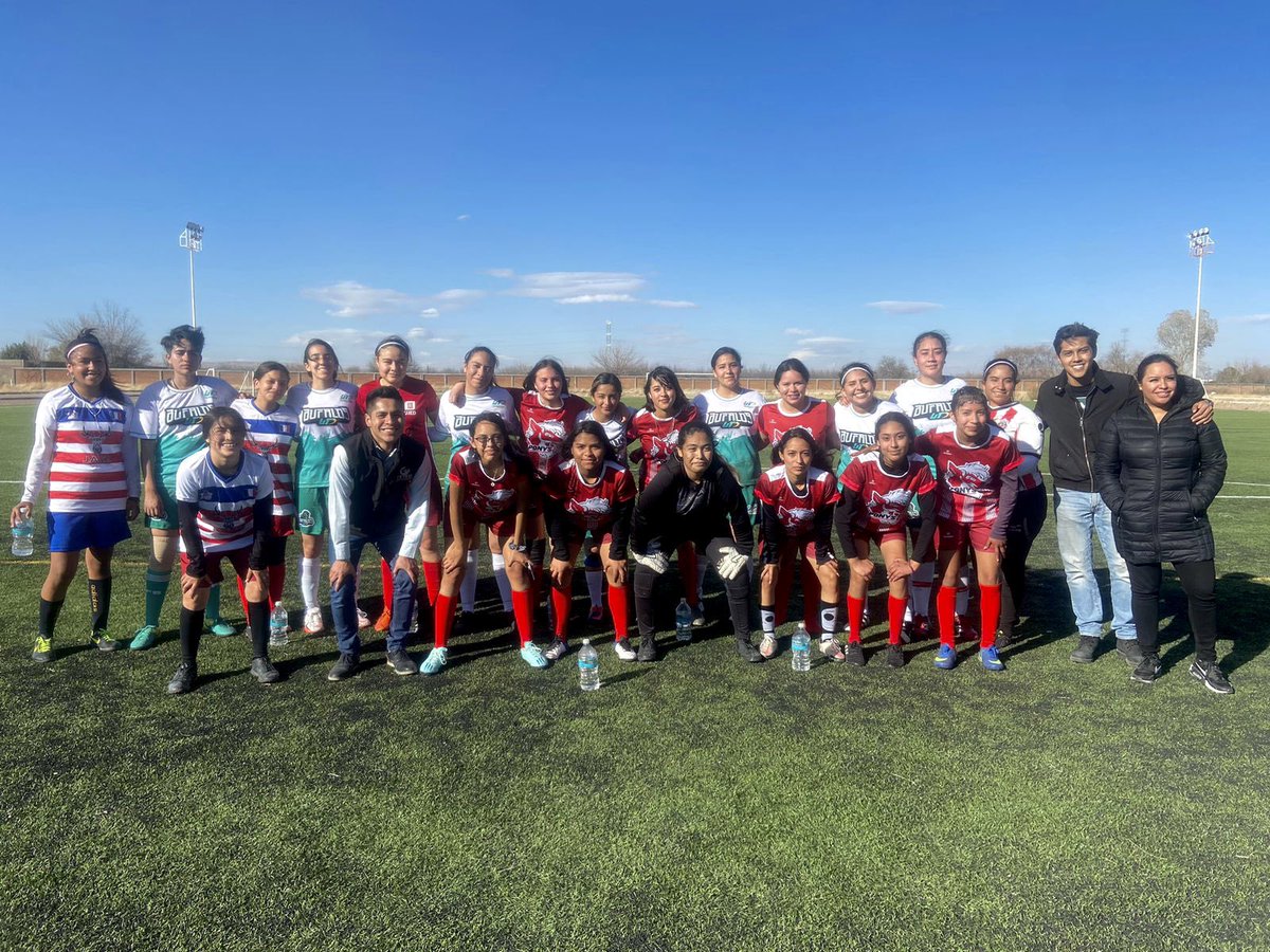 elier_corrales's tweet photo. Esta tarde concluimos los encuentros amistosos de fútbol femenil y varonil entre el CETis148, CBTis 110, 89 y la UTD. Promovemos la práctica del deporte como eje central de nuestra gestión al frente de la #FETED y fortalecemos la unidad técnica en nuestras escuelas.#SiempreParaTi https://t.co/3YWqE9Y4MJ